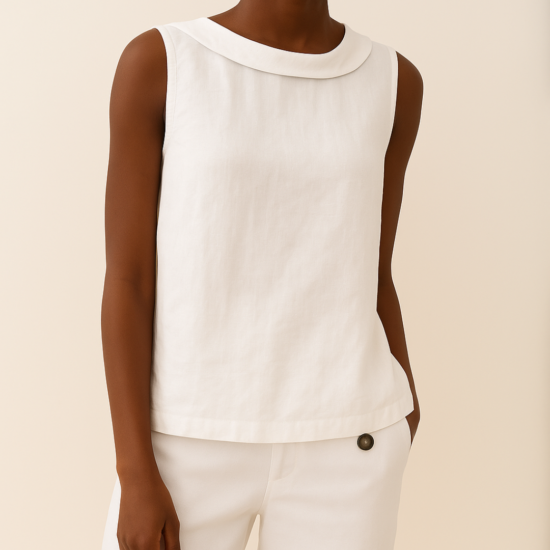 Volledige weergave van de klassieke mouwloze dames blouse met rolkraag, perfect voor een complete outfit.