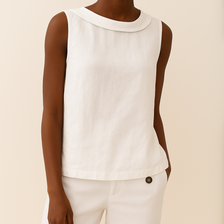 Volledige weergave van de klassieke mouwloze dames blouse met rolkraag, perfect voor een complete outfit.
