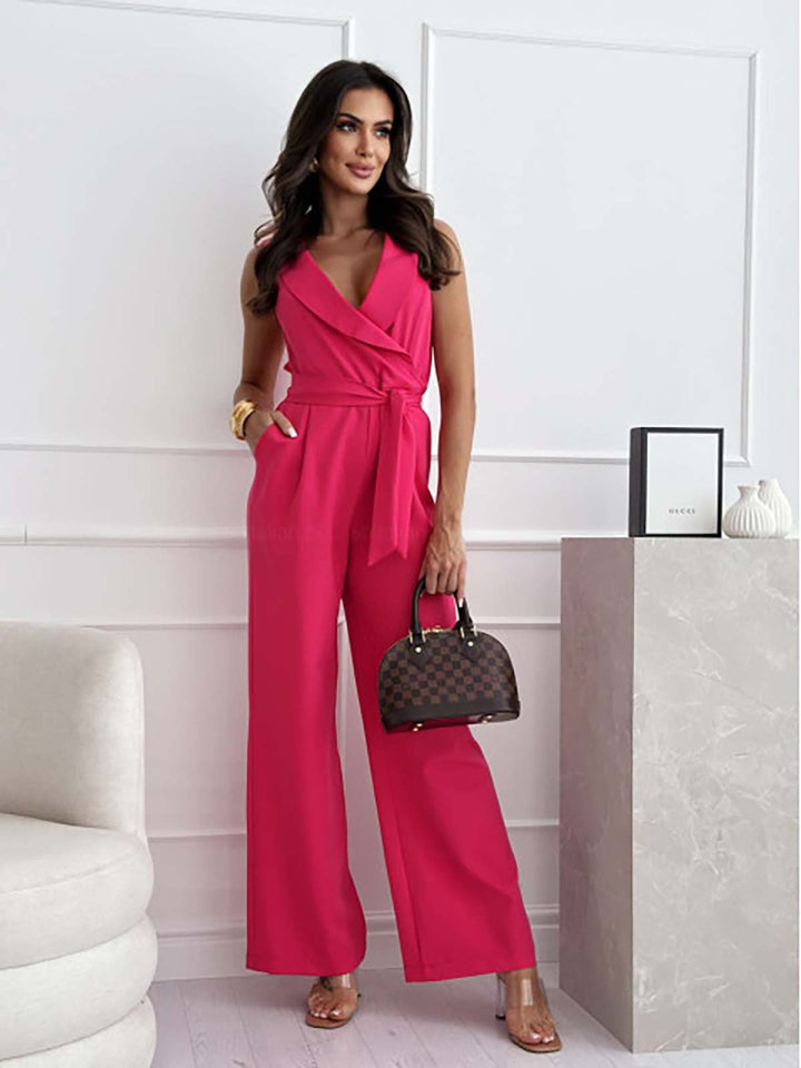 "Elegante mouwloze dames jumpsuit met V-hals, overslagdetail, rechte pijpen en bijpassende riem voor stijlvolle look."