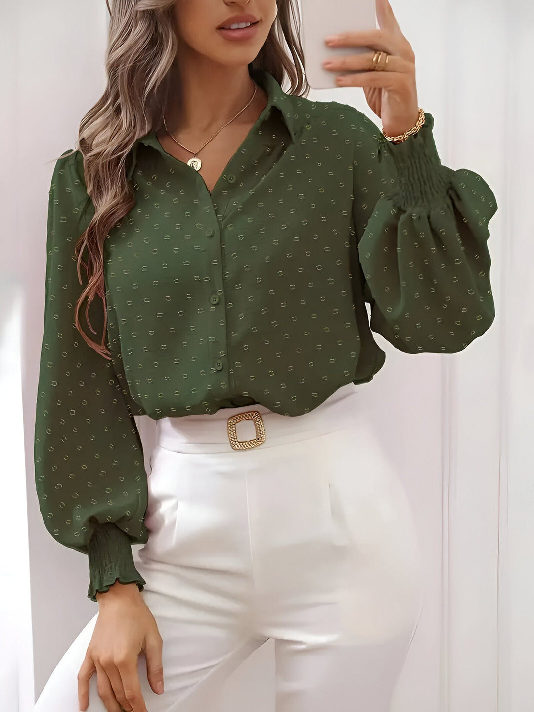 Elegante okergele dames Swiss Dot blouse met stijlvolle lantaarnmouwen voor een modieuze look.