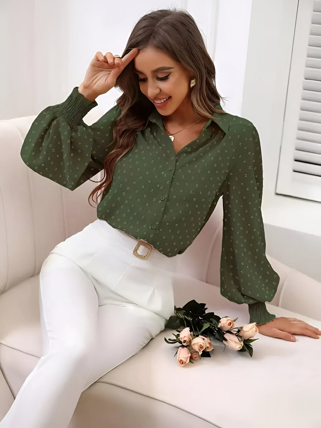 Verfijnde roze Swiss Dot blouse voor dames, met comfortabele lantaarnmouwen en een uniek patroon.