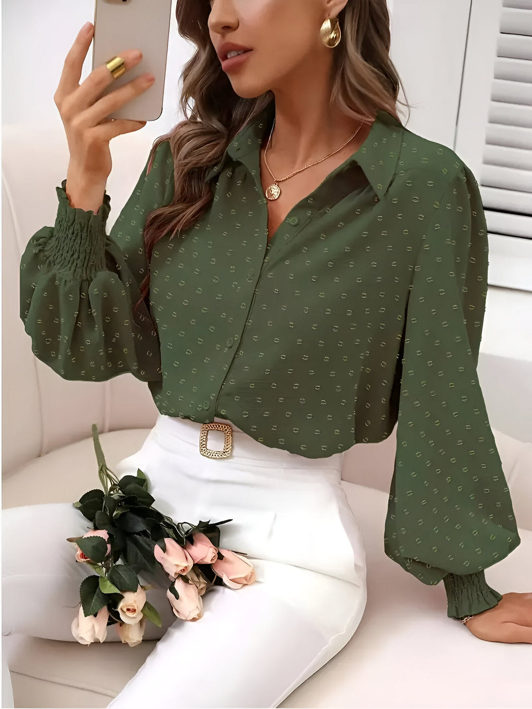 Comfortabele Swiss Dot damesblouse in oker met elegante lantaarnmouwen; een must-have voor vrouwenkleding.