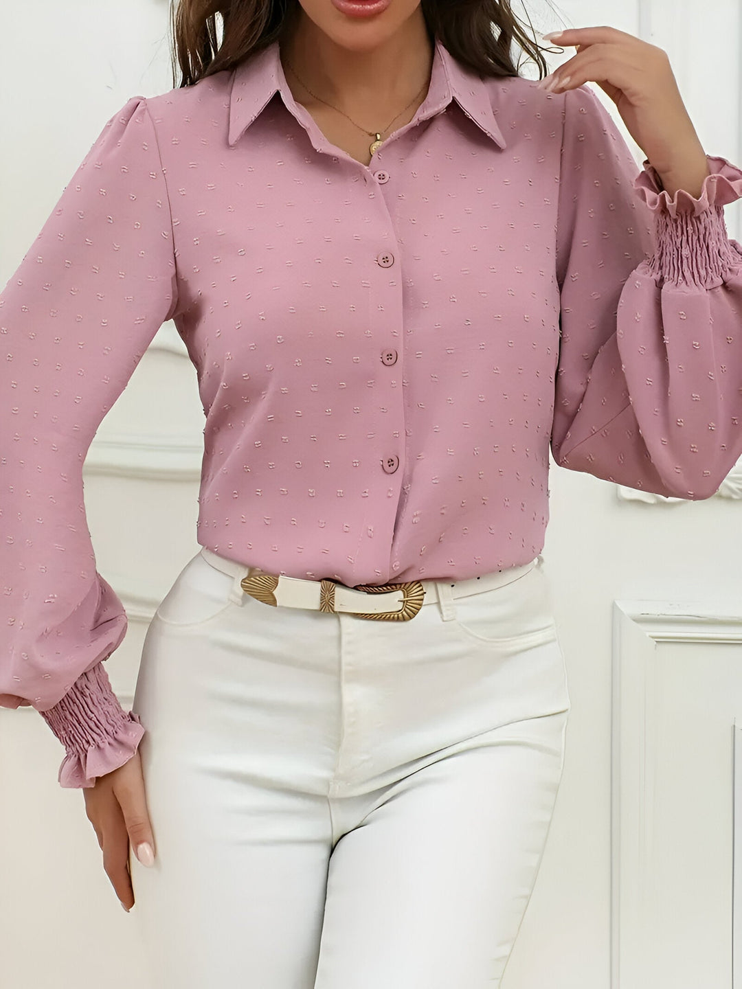 Stijlvolle roze dames Swiss Dot blouse, voorzien van verfijnde lantaarnmouwen voor een elegante uitstraling.