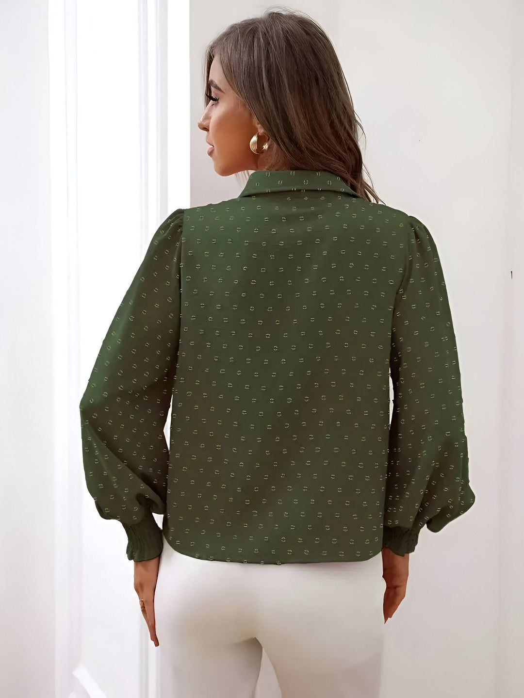 Okerkleurige elegante Swiss Dot blouse voor dames met luchtige lantaarnmouwen, ideaal voor een verfijnde stijl.