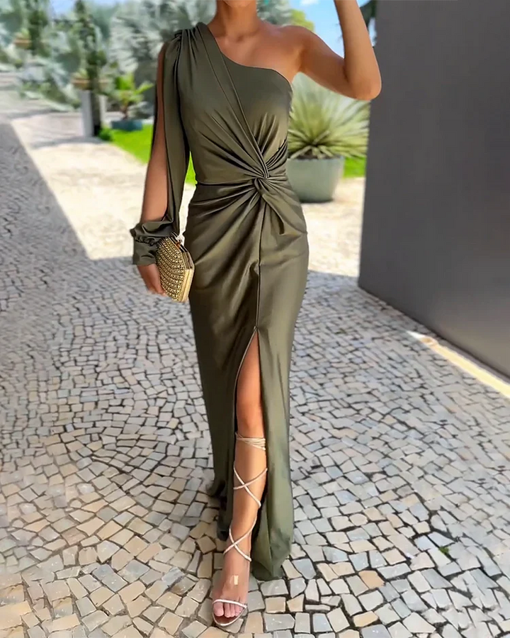 Elegante olijfkleurige dames one-shoulder feestjurk met zijsplit, getailleerd midi model voor chique avondgelegenheden.