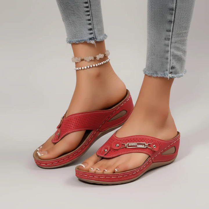 Vrouw draagt stijlvolle antislip zomer slippers voor dames, perfect voor een ontspannen wandeling of stranddag.