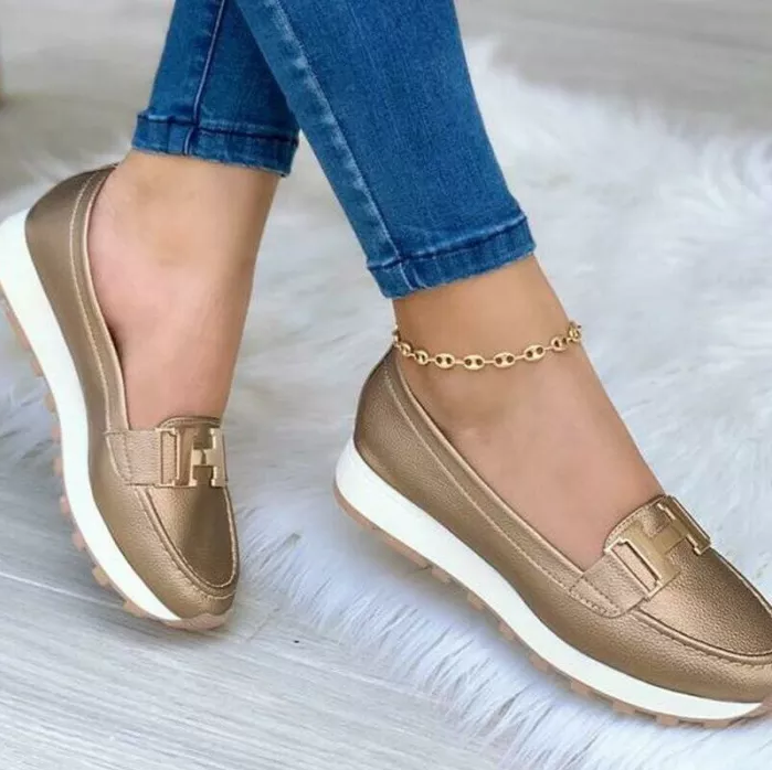Gedetailleerde opname van trendy damesschoenen; toont elegantie en hoogwaardige afwerking.