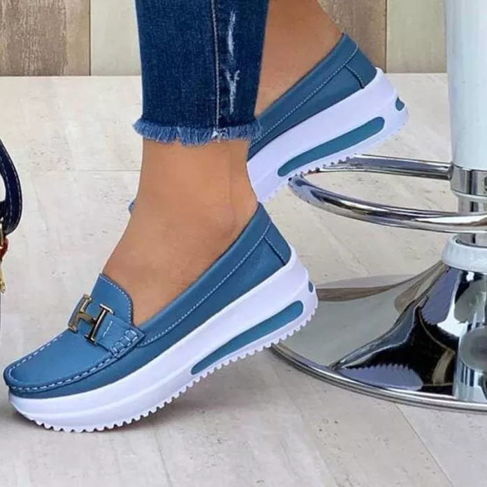Casual orthopedische damesschoenen gedragen, comfortabel en stijlvol voor een trendy look.