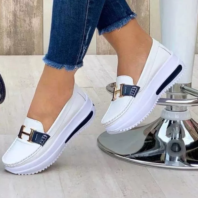 Trendy damesschoenen van bovenaf gezien, modern design met comfortabele orthopedische eigenschappen.