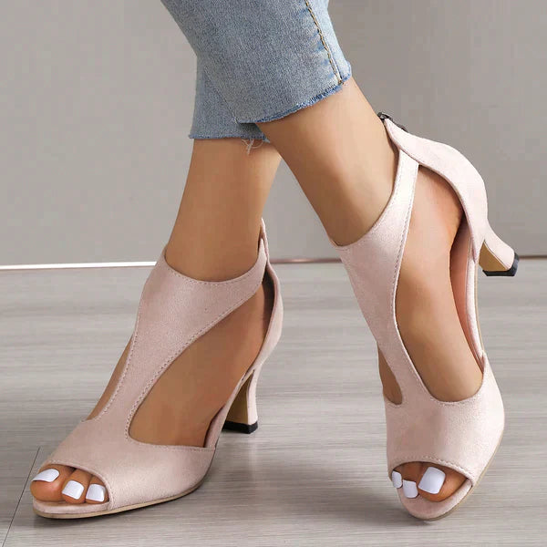 "Elegante orthopedische hak sandalen voor dames, met verhoogde hak en duurzame materialen voor comfort en stijl."