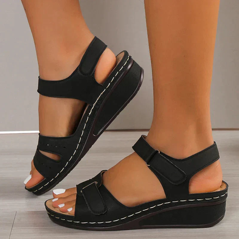 Elegante orthopedische sandalen voor dames met open teen, ecologisch PU-leer, verstelbare gesp en stijlvol design.