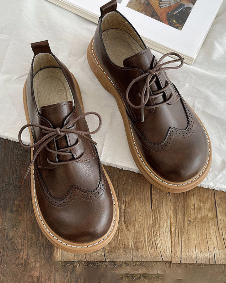 Elegante retro Oxford veterschoenen voor dames, klassiek bruin leer. Comfortabele damesschoenen voor elke dag.