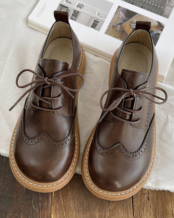 Detail van de klassieke veters en het hoogwaardige leer van deze Isadora retro Oxford dames schoenen.