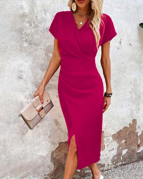 Elegante rode midi feestjurk met V-hals en voorsplit, perfecte pasvorm voor chique gelegenheden.
