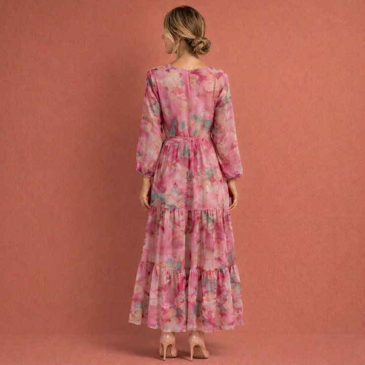 Comfortabele roze zomer maxi jurk voor dames, met V-hals en ceintuur, ideaal voor lente of feestelijke gelegenheden.