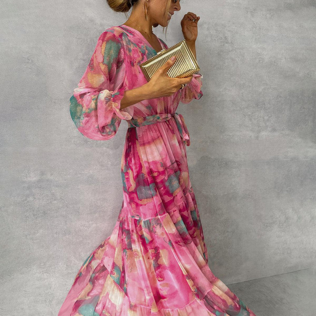 Elegante roze wikkeljurk voor dames met bloemenprint en lange mouwen, perfect voor zowel feestjes als casual gelegenheden.