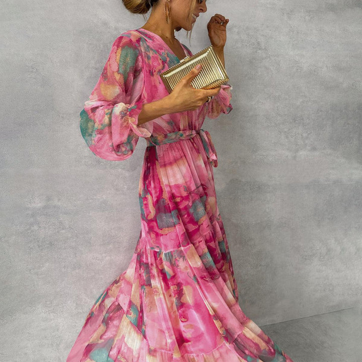 Elegante roze wikkeljurk voor dames met bloemenprint en lange mouwen, perfect voor zowel feestjes als casual gelegenheden.