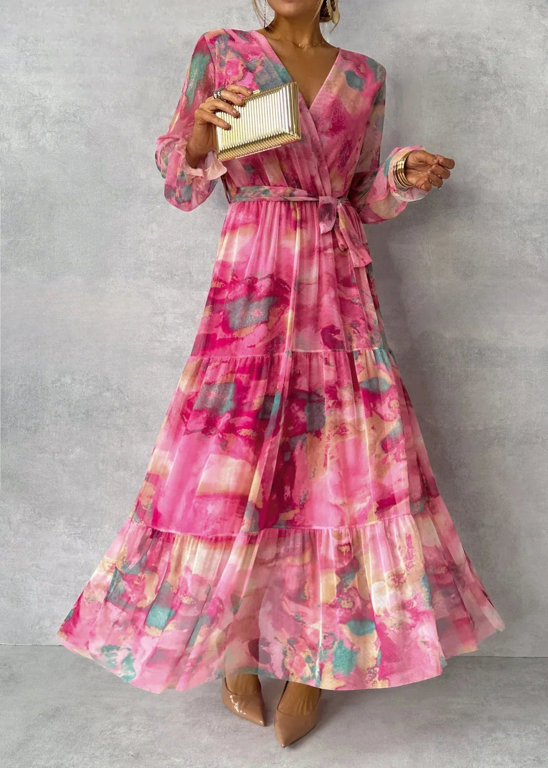 Stijlvolle dames roze wikkeljurk met bloemenprint, lange mouwen; ideaal als zomerjurk of lentejurk.