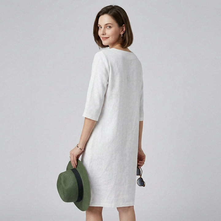 Comfortabele Sara damesjurk met flowy stof, ideaal voor warme zomerdagen in een lichte kleur.