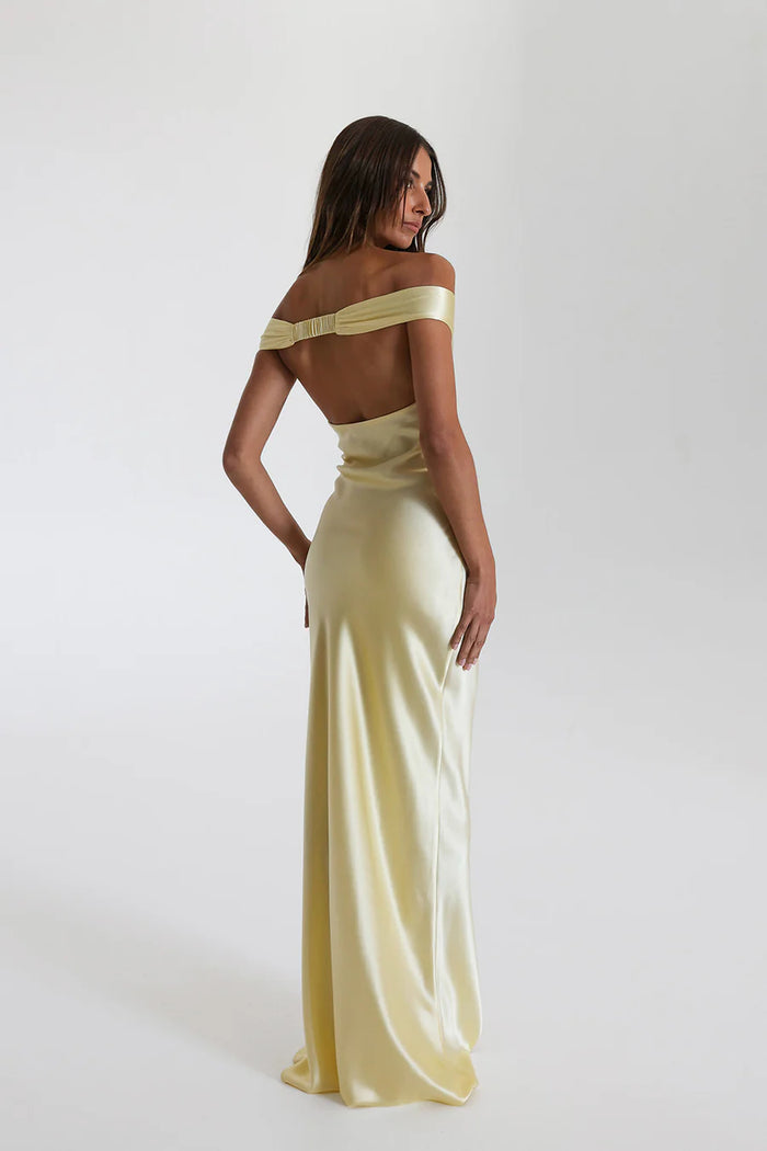 "Elegante satijnen avondjurk met off-shoulder design en verfijnde drape details voor formele gelegenheden."