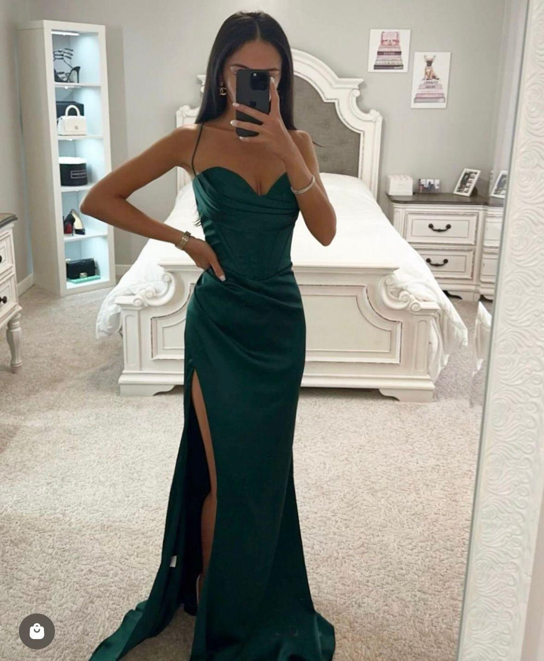 Elegante satijnen maxi avondjurk met sweetheart halslijn, spaghettibandjes en hoge split, perfect voor chique evenementen.