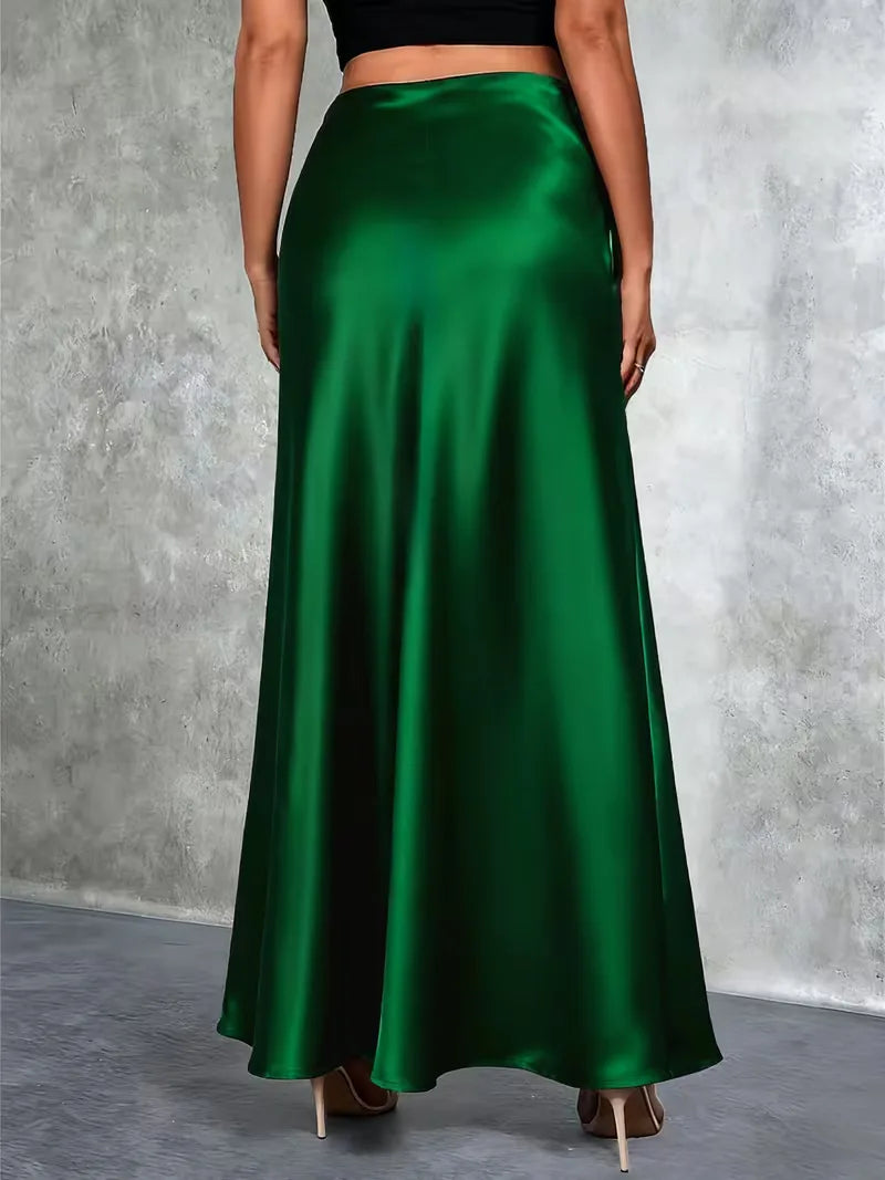 Dames elegante satijnen maxi rok, hoge taille, getoond in een vloeiende beweging.