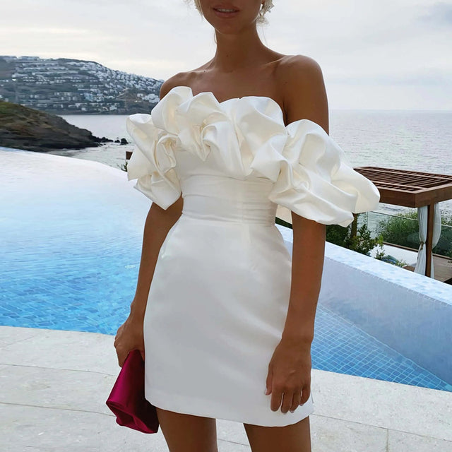 "Elegante satijnen off-shoulder avondjurk met ruches, accentueert schouders, ideaal als partywear."