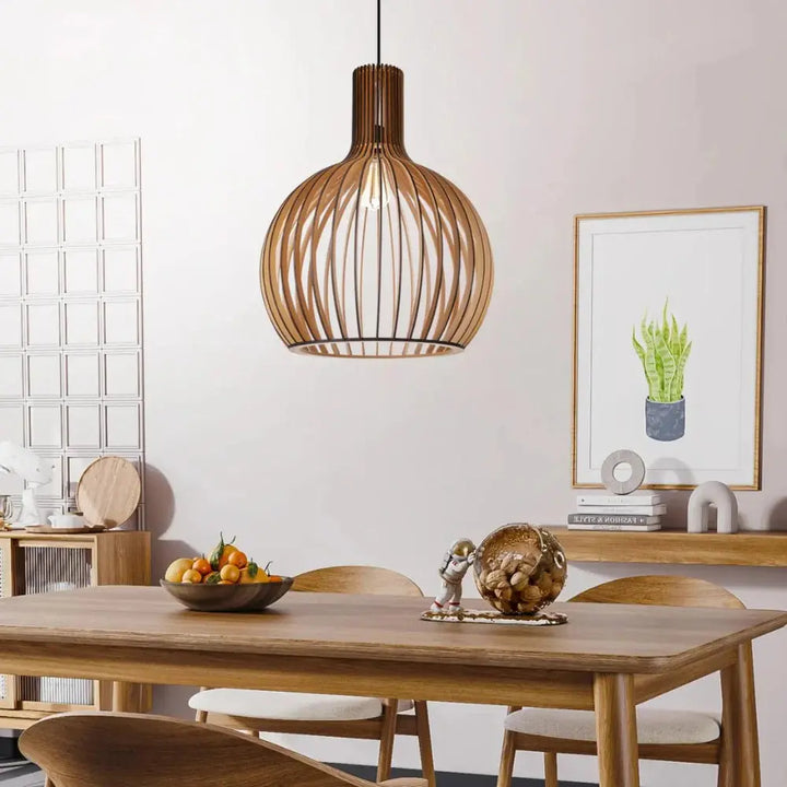 "Elegante Scandinavische houten hanglamp, minimalistisch design, verstelbare kabel, natuurlijke uitstraling, warme gloed."