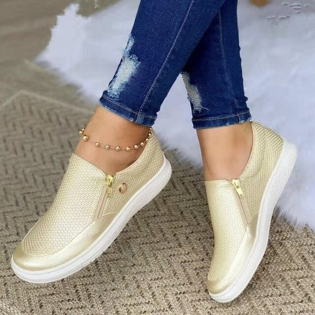 "Elegante, slip-on, ademende damesschoenen met comfortabel ontwerp in goud, wit en zwart voor casual en formele looks."