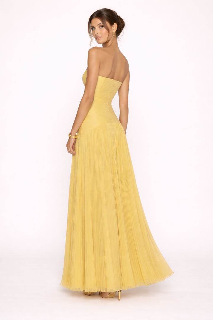 Zomerse dames strapless maxi jurk met elegante plooien, geschikt voor strand, feest of casual.