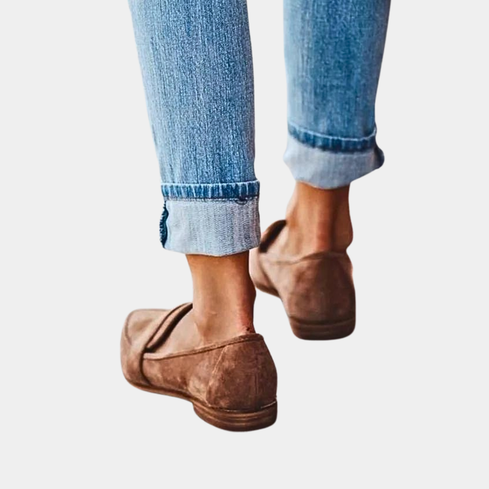 "Elegante suède damesloafers, grijze kleur, zijaanzicht; comfortabele instappers voor vrouwen, ideaal voor elke gelegenheid."