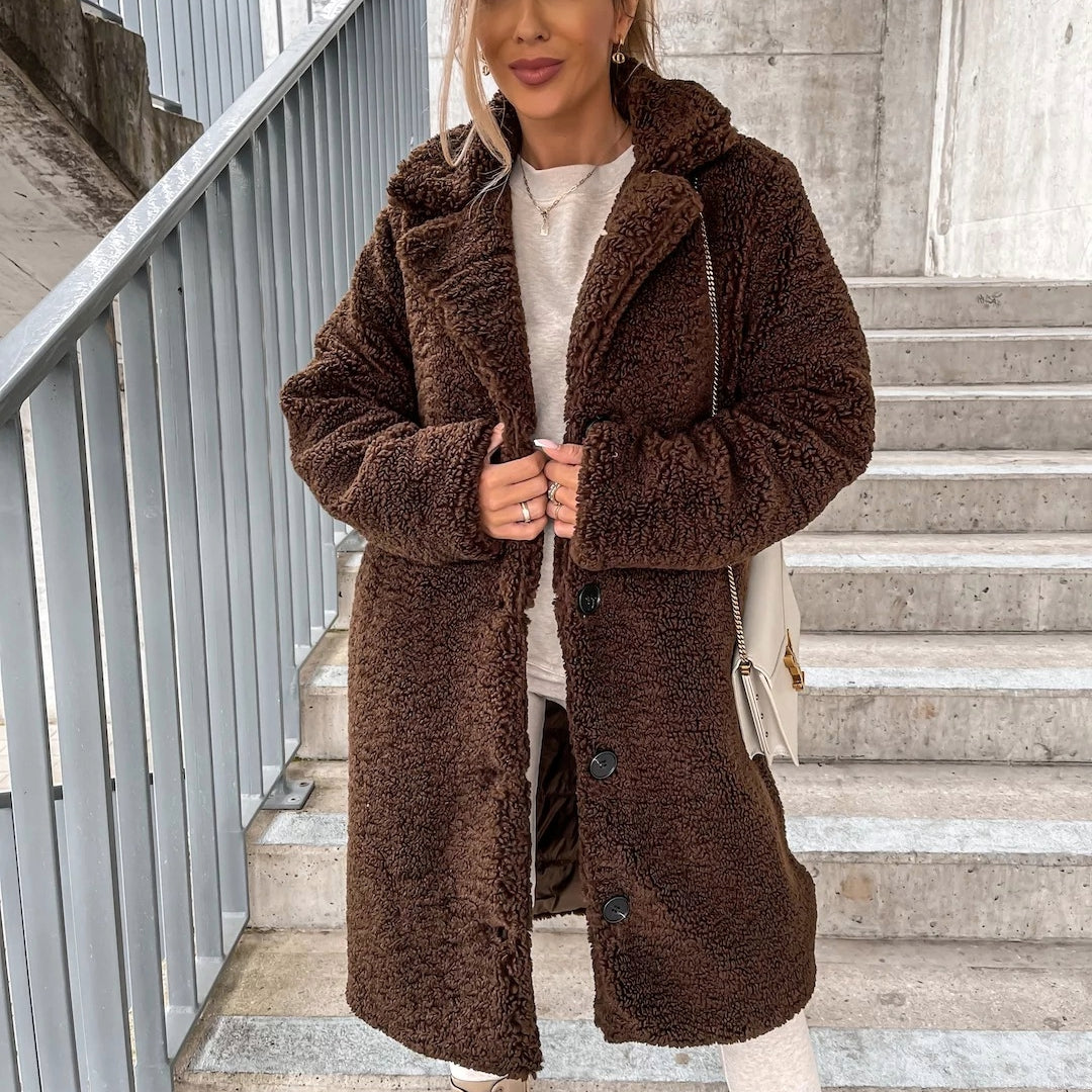 Dames teddybeer winterjas in beige, close-up van de stof en afwerking.