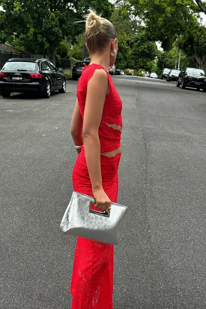 Feestelijke zomeravond set voor dames: rode mouwloze top en elegante rok met hoge split, creëert een stijlvolle look.