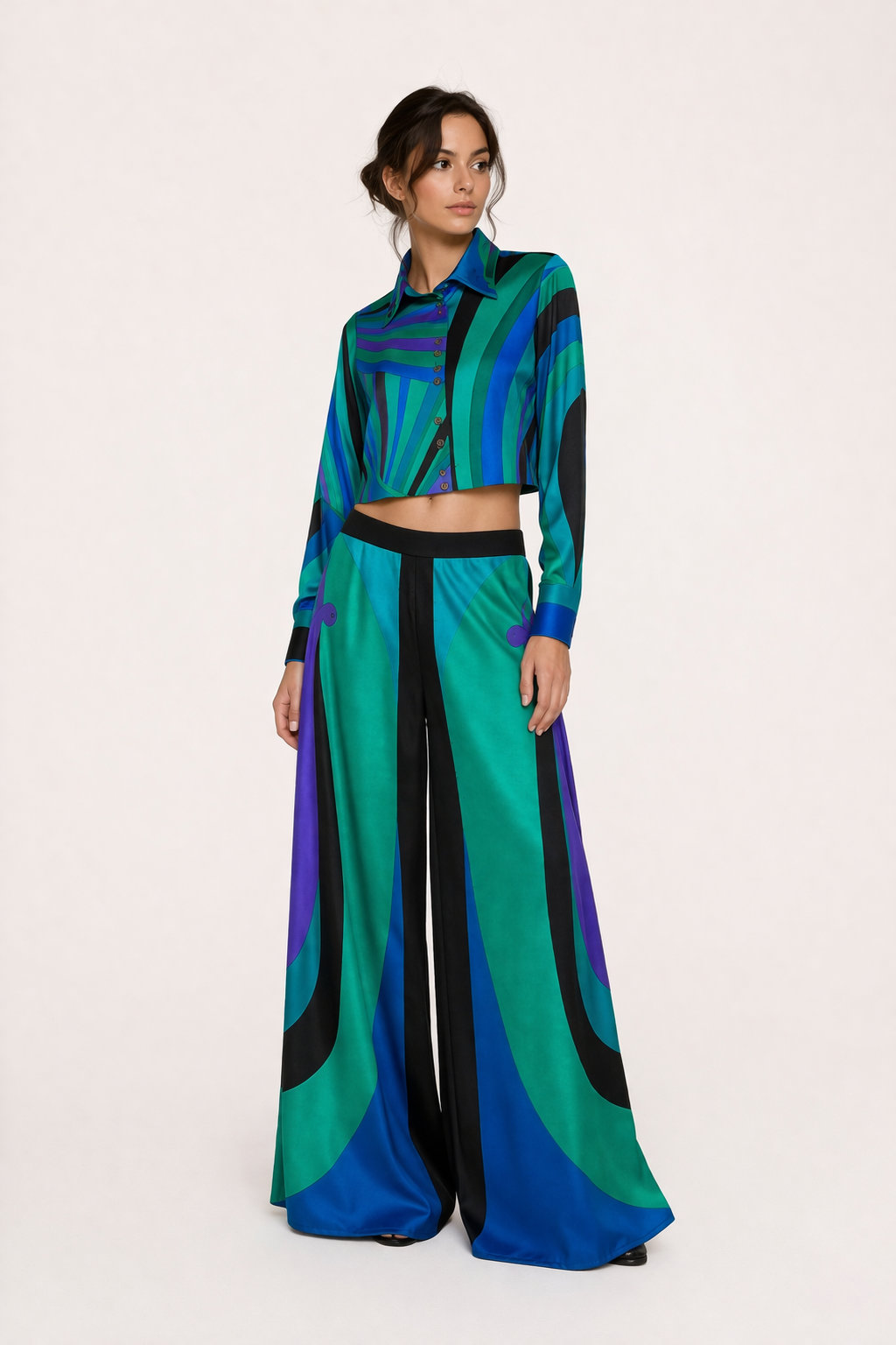 Elegante tweedelige damesoutfit met lange mouwen top en wijde broek, voorzien van een modieuze print. Perfect voor lente/zomer.