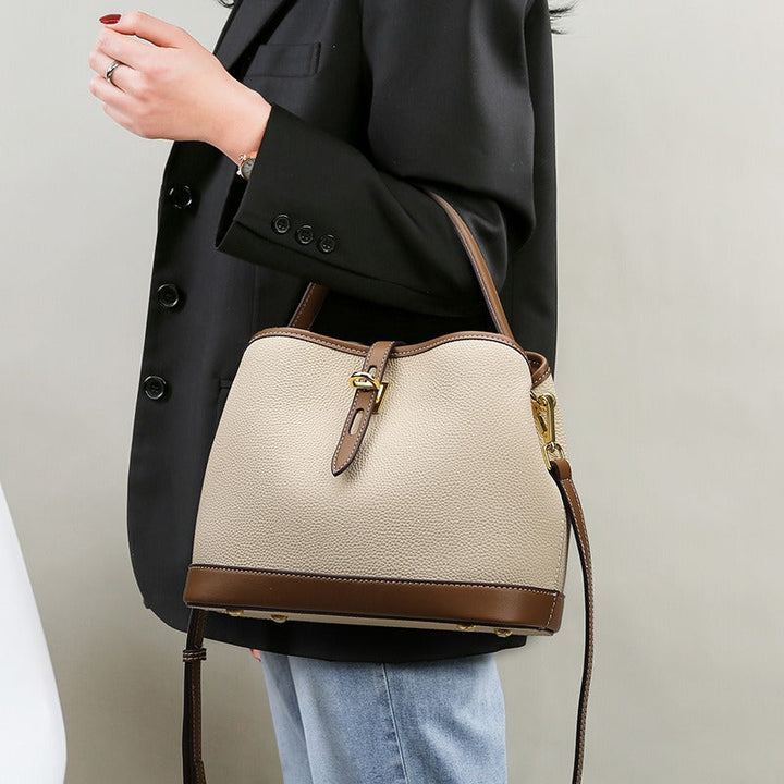 Elegante tweekleurige gestructureerde kunstleren schoudertas voor dames in beige, ideaal als handtas of werktas.