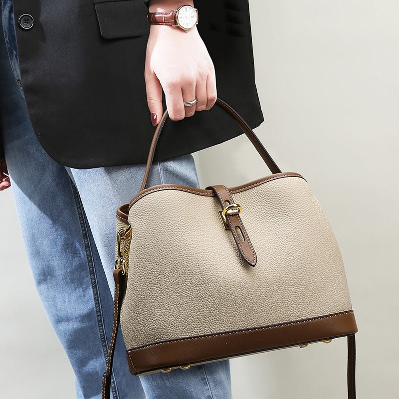 Modieuze beige tweekleurige crossbody schoudertas voor dames, gestructureerd kunstleer, perfect als handtas.