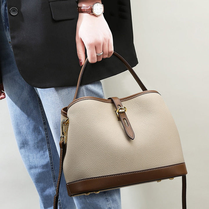 Modieuze beige tweekleurige crossbody schoudertas voor dames, gestructureerd kunstleer, perfect als handtas.