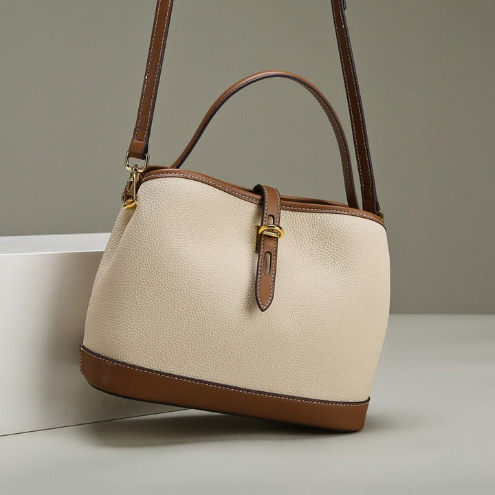 Stijlvolle gestructureerde dames schoudertas van tweekleurig kunstleer, elegante handtas ideaal voor werk of vrije tijd.