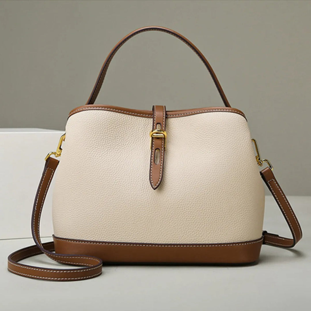 Veelzijdige tweekleurige gestructureerde schoudertas van beige kunstleer, modieus design voor dames als handtas.