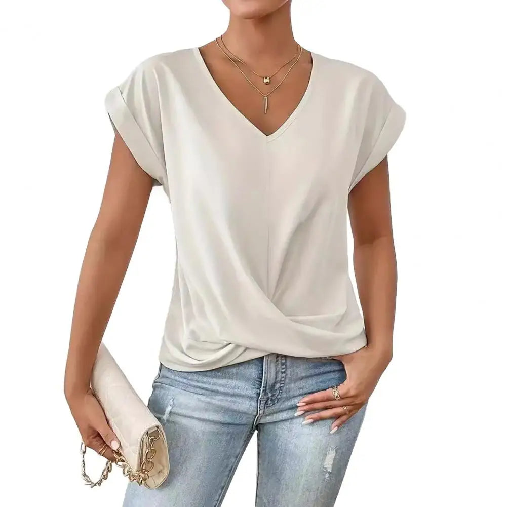 Elegante V-hals blouse met asymmetrisch design, luchtige stof, subtiele plooien, ideaal voor zomerse dagen.