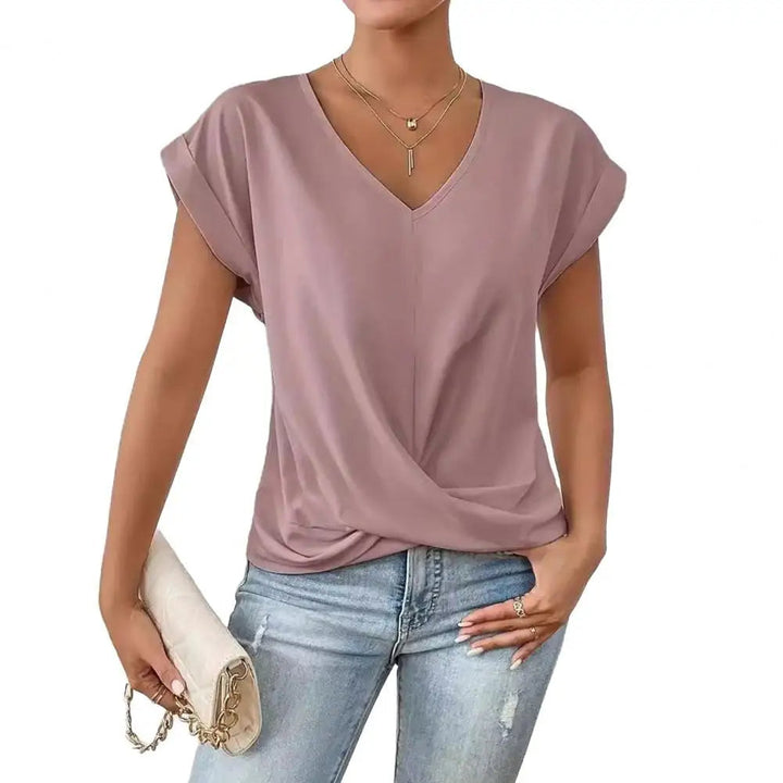 Elegante V-hals blouse met asymmetrisch design, luchtige stof, subtiele plooien, ideaal voor zomerse dagen.