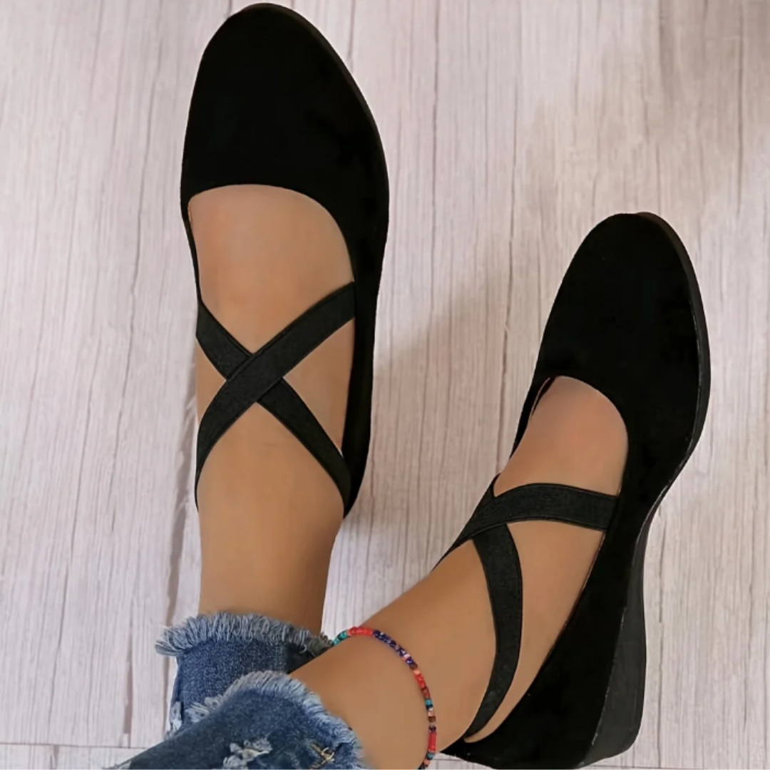 Elegante vrouwelijke balletschoenen met lichte gecompenseerde hiel, stijlvol en comfortabel voor dagelijks gebruik.