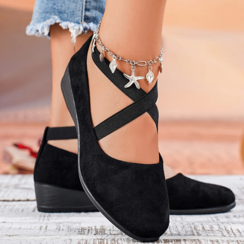 Elegante vrouwelijke balletschoenen met lichte gecompenseerde hiel, stijlvol en comfortabel voor dagelijks gebruik.