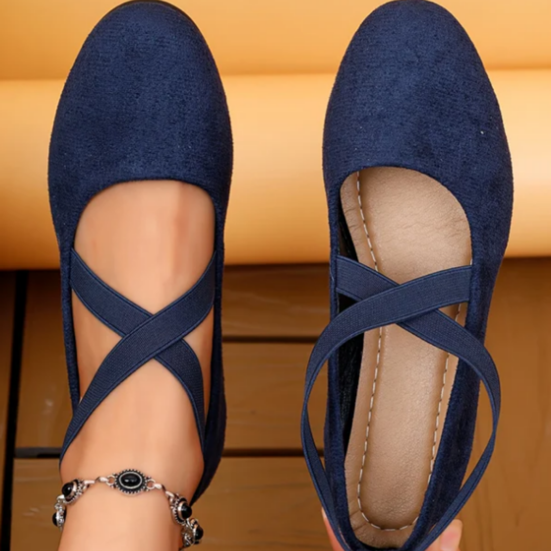 Elegante vrouwelijke balletschoenen met lichte gecompenseerde hiel, stijlvol en comfortabel voor dagelijks gebruik.