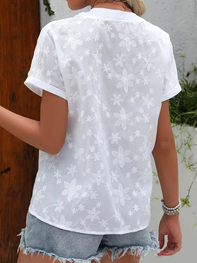 "Elegante witte blouse met bloemenborduursels, katoenen stof, korte rolmouwen, subtiele knoopsluiting voor dames."