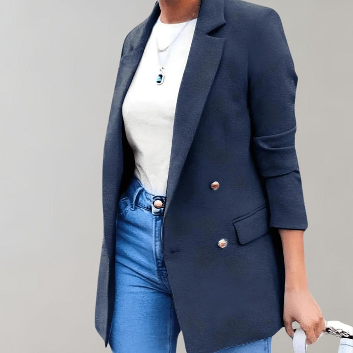 Modieuze marineblauwe dames blazer. Perfecte comfortabele bovenkleding voor een zakelijke of casual look.