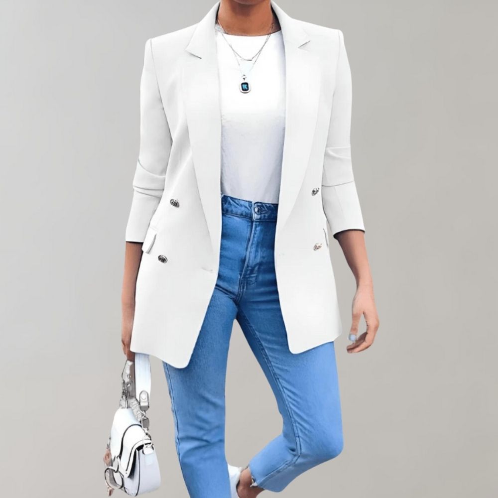 Model draagt elegante dames blazer. Comfortabele en modieuze bovenkleding, perfect voor een stijlvolle look.