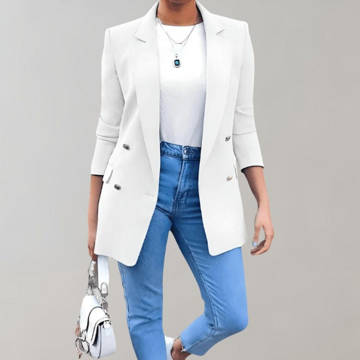 Model draagt elegante dames blazer. Comfortabele en modieuze bovenkleding, perfect voor een stijlvolle look.