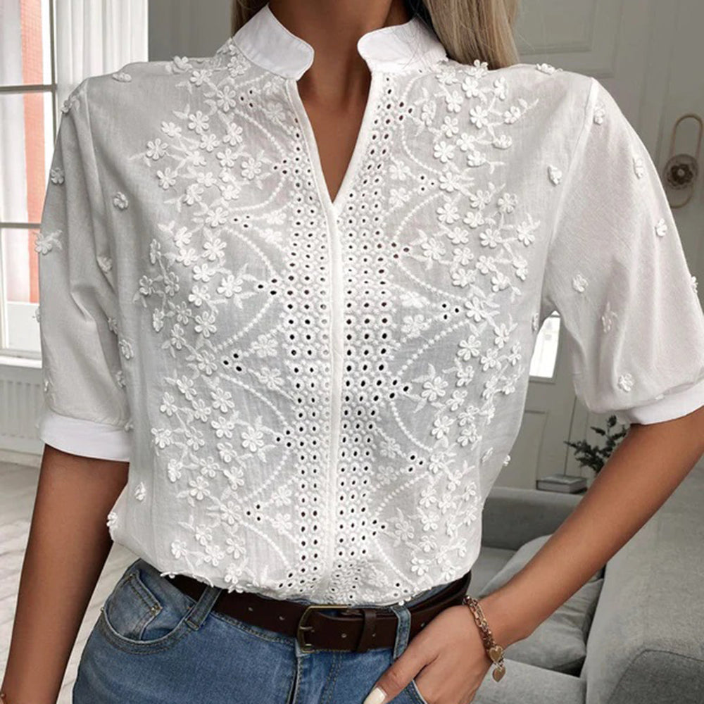"Elegante witte damesblouse met moderne details, ideaal voor kantoor en casual gelegenheden. Tijdloze en comfortabele stijl."