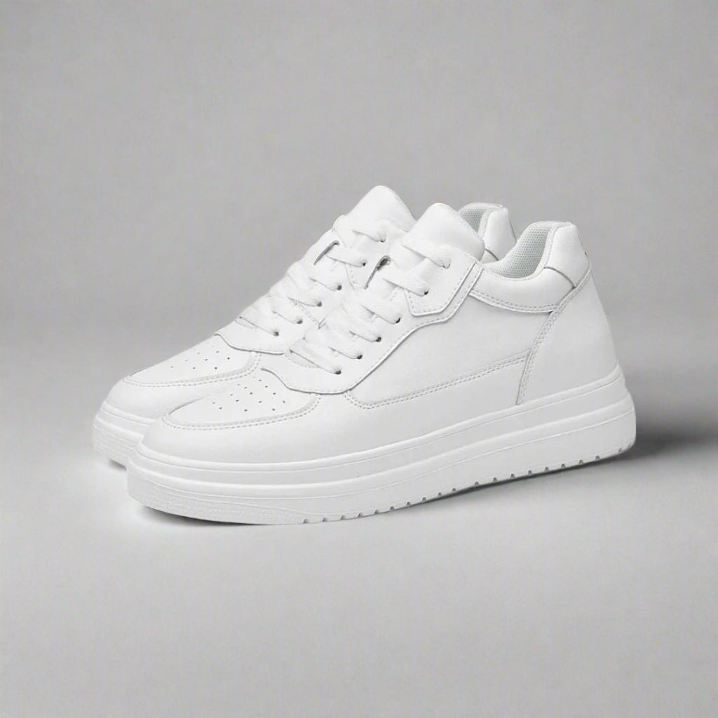Elegante witte heren sneakers, subtiel verhoogd voor extra lengte en zelfvertrouwen, perfect voor casual mode.